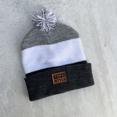 GORRO POMPON TRICOLOR- GRIS, BLANCO Y GRIS TOPO - comprar online