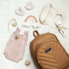 HAPPY LITTLE MOMENTS MOCHILA MIA SUELA en internet
