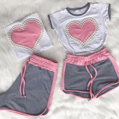 Conjunto shorts cinza e blusinha coração rosa mãe e filha