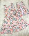 Vestido floral fundo claro laço costas mãe e filha