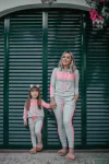 Conjunto moletinho cinza com faixa em detalhes rosa neon mãe e filha