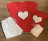 Conjunto shorts creme e blusinha vermelha coração creme mãe e filha
