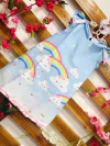 Vestido nuvem arco íris azul amarra infantil