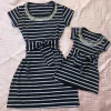 Vestido listrado amarra mãe e filha
