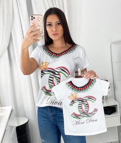 T shirt simbolo verde e vermelho mãe e filha