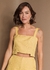 Blusa feminina curta geométrica em linho com recortes, alças largas, fechamento zíper. Nas cores bege, amarelo e rosa.