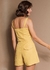 Blusa feminina curta geométrica em linho com recortes, alças largas, fechamento zíper. Nas cores bege, amarelo e rosa.