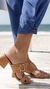 Calça alfaiataria feminina. Modelo com cintura alta, social e moderna. Pode ser usada com tenis e cinto. Disponível na cor azul, caramelo e preto.