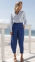Calça alfaiataria feminina. Modelo com cintura alta, social e moderna. Pode ser usada com tenis e cinto. Disponível na cor azul, caramelo e preto.