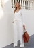 Calça alfaiataria em malha com corte reto, mas cores preta, off white, bege e azul marinho. Com bolsos. Confortável e estilosa. 