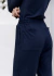 Calça alfaiataria em malha com corte reto, mas cores preta, off white, bege e azul marinho. Com bolsos.