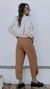 Jaqueta feminina casual estilo bomber nas cores off white e preta, feita em linho e viscose, excelente para meia estação