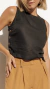 Blusa regata feminina soltinha, em algodão, viscose, linho. Alças largas, acabamento impecável, básica e estilosa. Pode ser usada para trabalhar ou sair. 