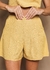 Short feminino alfaiataria com pregas pespontadas bolso embutido com lapela em linho cores bege rosa e amarelo