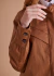 parka feminina em sarja de algodão com elastano, modelagem classica reta, com capuz, forro, bolsos frontais e laterais, pespontos, pala. Disponível nas cores marinho e caramelo.