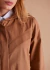 parka feminina em sarja de algodão com elastano, modelagem classica reta, com capuz, forro, bolsos frontais e laterais, pespontos, pala. Disponível nas cores marinho e caramelo.