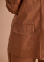 parka feminina em sarja de algodão com elastano, modelagem classica reta, com capuz, forro, bolsos frontais e laterais, pespontos, pala. Disponível nas cores marinho e caramelo.