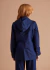parka feminina em sarja de algodão com elastano, modelagem classica reta, com capuz, forro, bolsos frontais e laterais, pespontos, pala. Disponível nas cores marinho e caramelo.