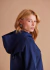 parka feminina em sarja de algodão com elastano, modelagem classica reta, com capuz, forro, bolsos frontais e laterais, pespontos, pala. Disponível nas cores marinho e caramelo.