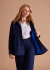 parka feminina em sarja de algodão com elastano, modelagem classica reta, com capuz, forro, bolsos frontais e laterais, pespontos, pala. Disponível nas cores marinho e caramelo.