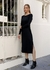 Vestido midi em malha com manga longa. Casual, justo, básico e estiloso. Nas cores bege, preto e azul marinho.