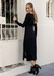 Vestido midi em malha com manga longa. Casual, justo, básico e estiloso. Nas cores bege, preto e azul marinho.