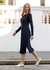 Vestido midi em malha com manga longa. Casual, justo, básico e estiloso. Nas cores bege, preto e azul marinho.