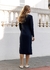 Vestido midi em malha com manga longa. Casual, justo, básico e estiloso. Nas cores bege, preto e azul marinho.
