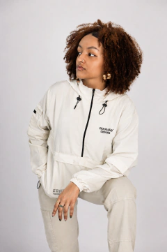 Jaqueta Corta Vento Anorak Camaleão Urbano Capuz Offwhite
