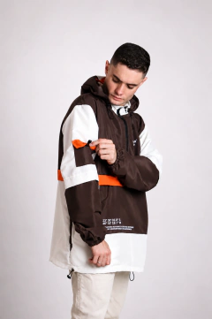 Jaqueta Corta Vento Anorak Camaleão Urbano Capuz Marrom/Offwhite na internet