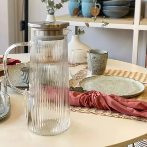 Jarra de Vidrio Ranurado 1.4 L con Tapa de Acero - comprar online