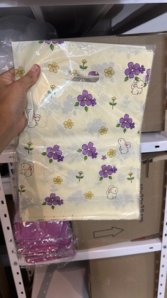 Bolsa riñon "conejos y flores". Precio por unidad. - Capkelitos