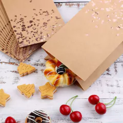 Bolsa kraft con detalles metalizados. 13x24x8 cms. Precio por unidad.