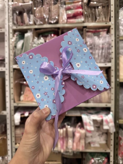 Caja violeta y celeste con florcitas. Precio por unidad. - comprar online