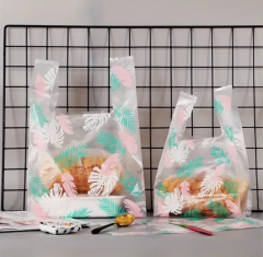 Bolsa camiseta translúcida con flores. Precio por unidad. - Capkelitos