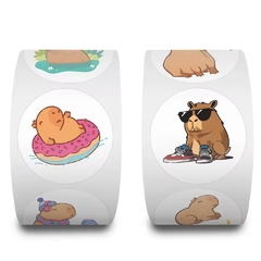 Rollo de stickers capibara x 500 unidades. - Capkelitos