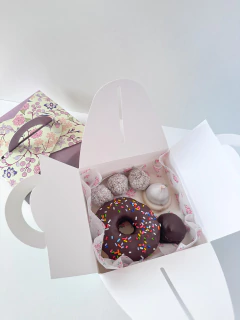 Caja valijita con flores. Precio por unidad. - Capkelitos