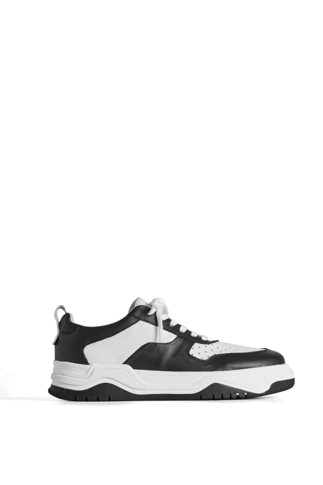 Zapatillas casas blancas y negras Macu