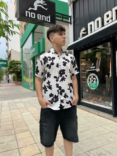 CAMISA FIBRANA BLANCA FLORES NEGRAS 39152