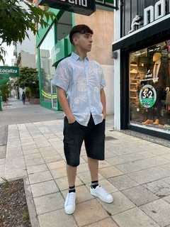 CAMISA HAWAIANA CELESTE HOJAS BLANCAS 310