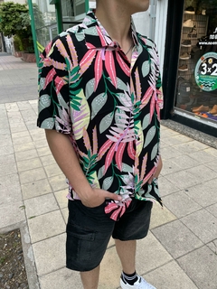 CAMISA HAWAIANA FLOR MULTICOLOR FONDO NEGRO 37153 - comprar online
