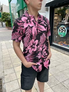 CAMISA HAWAIANA FLOR ROSA FONDO NEGRO 37101 - comprar online