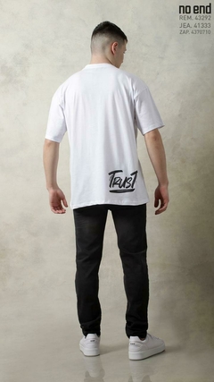 REMERA TRUST OVERSIZE 43292 - comprar online