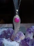 Dije Ala plateada Ágata fucsia