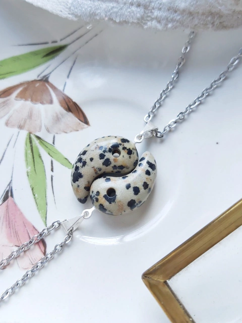 collares yin yang jaspe dalmata