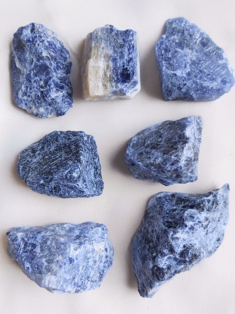 sodalita en bruto grande