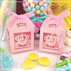 Pack 8 unidades - Caja troquelada calada - 5 x 5 x 7 cm - carroza - rosa