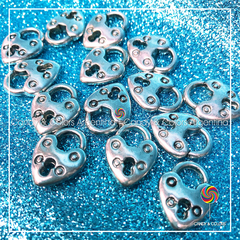 15 unidades de Dije para souvenir - candado corazón - plateado