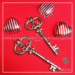 Dije Llave metal - plateado con corona - 8 x 3 cm