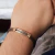 Bracelete masculino Triple Shine em aço inox com terminais folheados a ouro 18k – joia sofisticada, moderna e exclusiva da Coleção Latitude.
